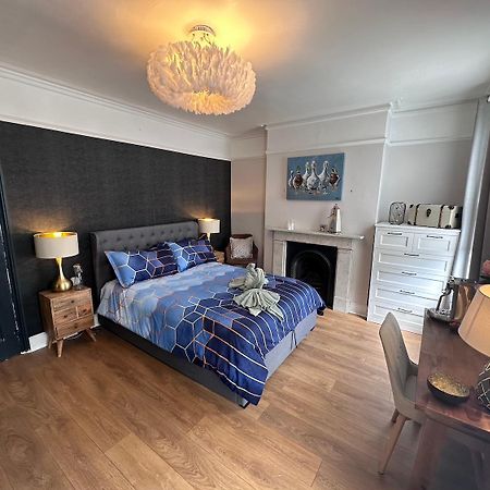 Large Bedroom In Beautiful House Лондон Екстер'єр фото