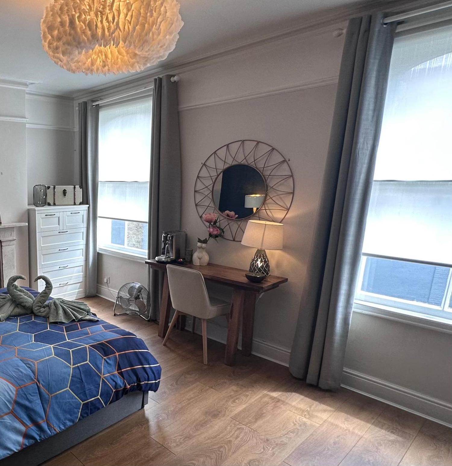 Large Bedroom In Beautiful House Лондон Екстер'єр фото